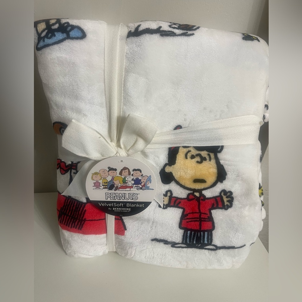 NWT Berkshire Peanuts Snoopy Charlie Brown VelvetSoft Blanket White 90X90 F/Q